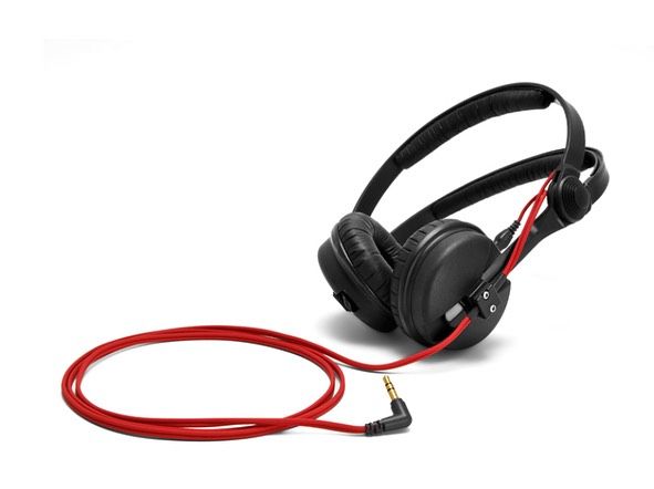 New Color ❤️ HPC-HD25 V2 for DJs
SENNHEISER’s HD25 headphones have been supported by sound creators, music fans, and DJs around the world, and Oyaide has developed the “HPC-HD25 V2” headphone re-cable for the HD25 to maximize its potential.